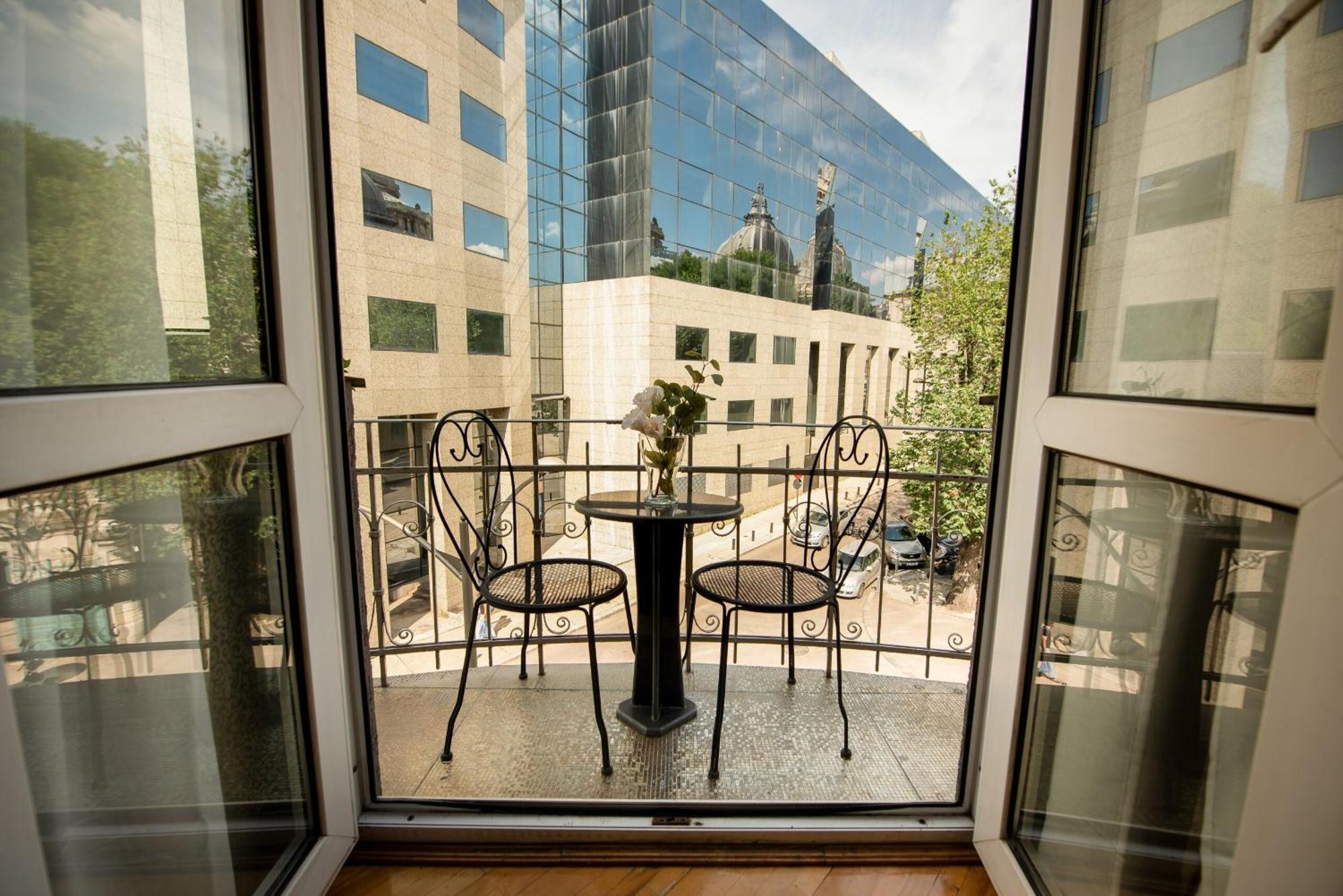 Centrally Located 2Br Apartment With Balcony & Unique Design Bucharest Exterior photo